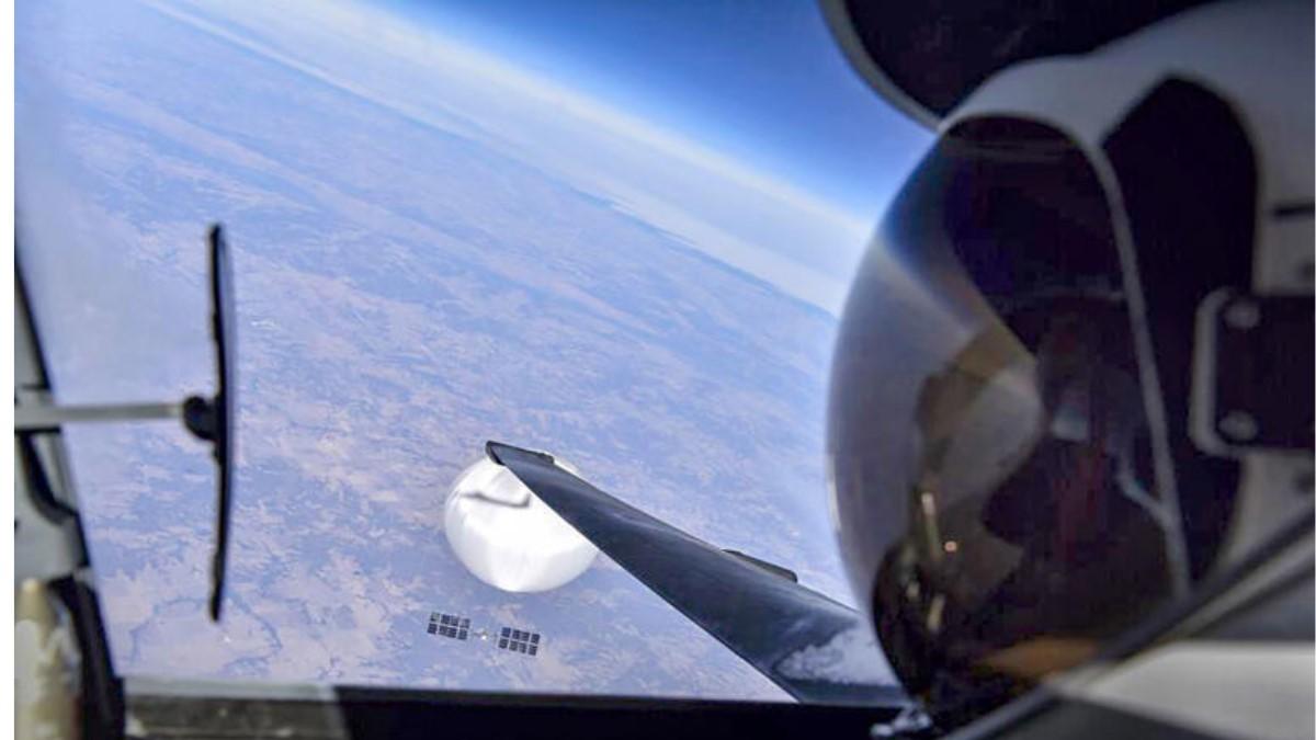 चीन के जासूसी गुब्बारे के साथ सेल्फी