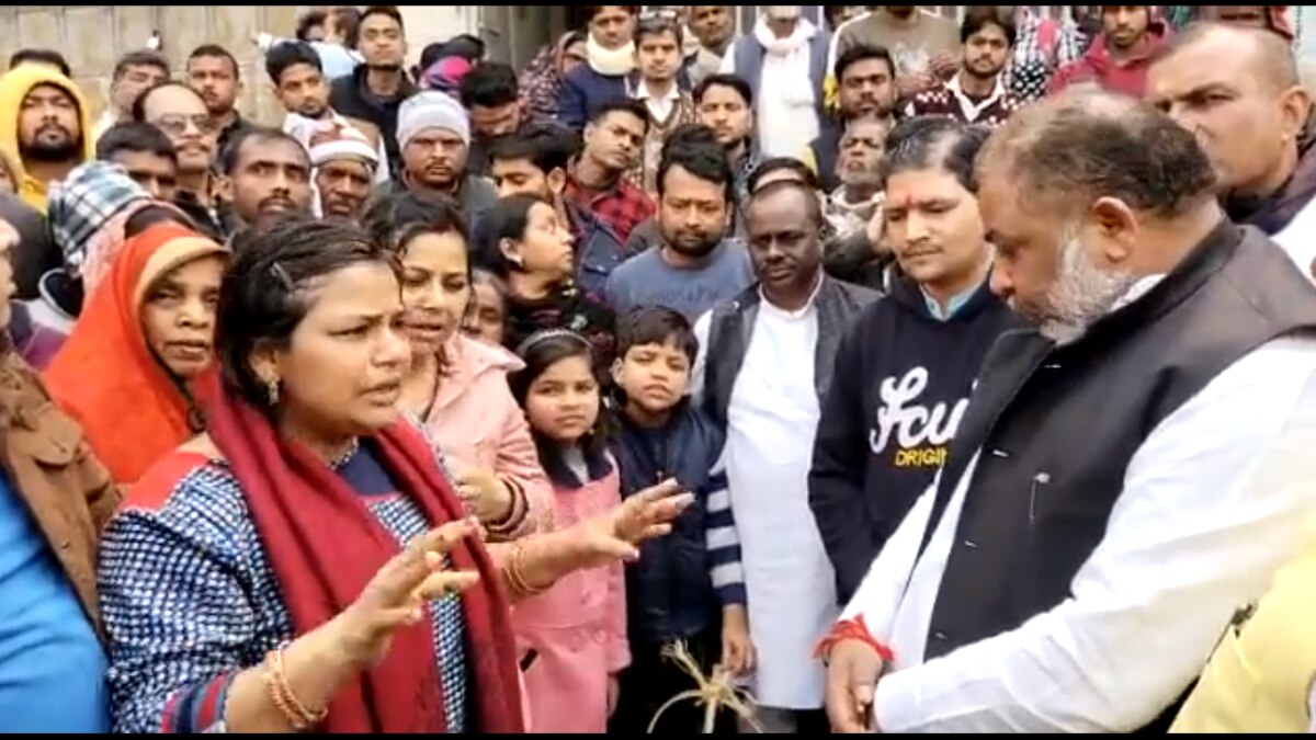 मंत्री दयाशंकर सिंह के सामने रोती-बिलखती मृतका की पत्नी