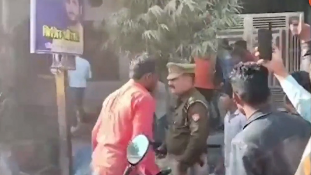 मस्जिद के शटरिंग को तोड़ते VHP कार्यकर्ता