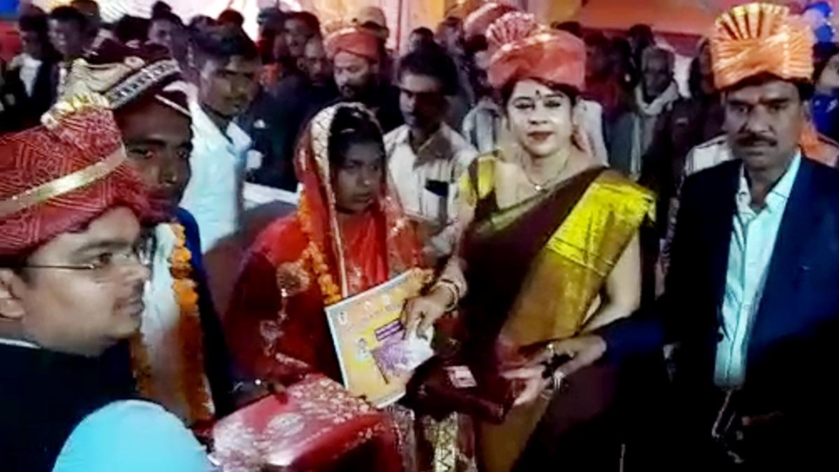 शादी करते हुए जोड़ों के संग डीएम प्रियंका निरंजन और CDO राजेश प्रजापति.  