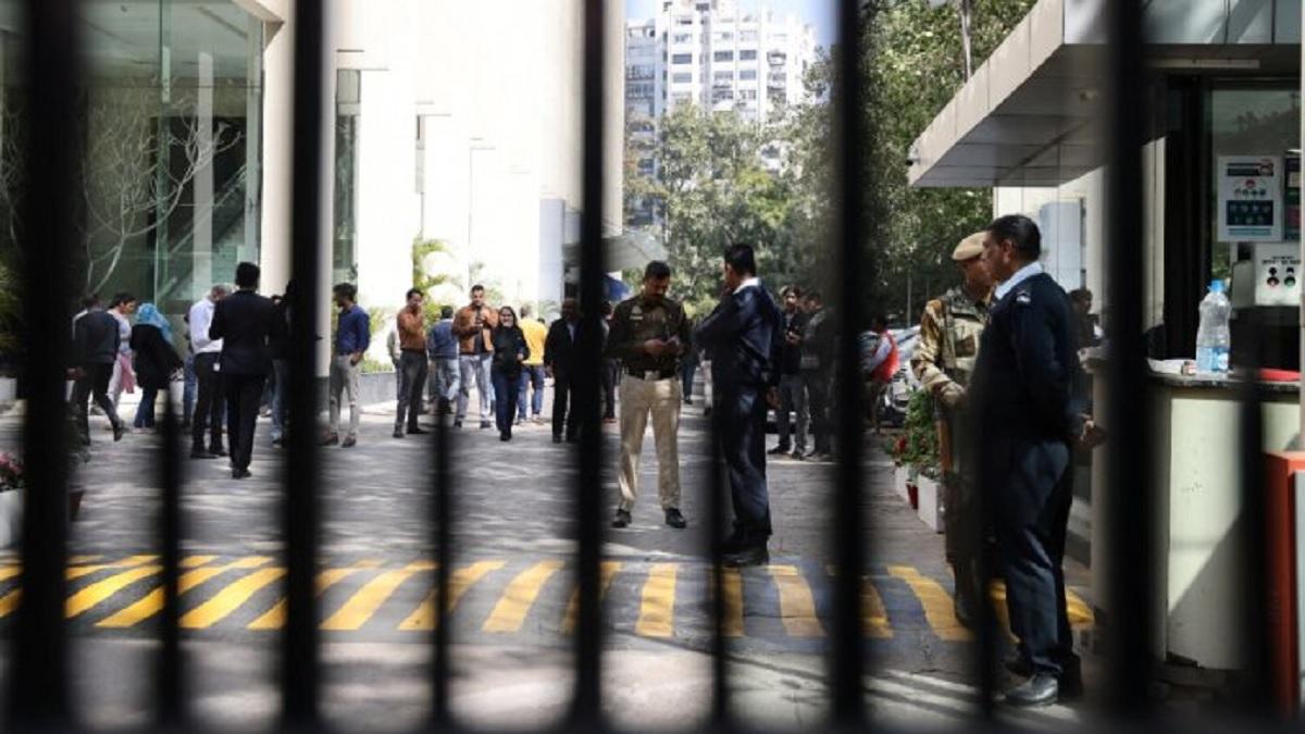 बीबीसी के दफ्तरों पर इनकम टैक्स की रेड अभी जारी है (Photo- Reuters)