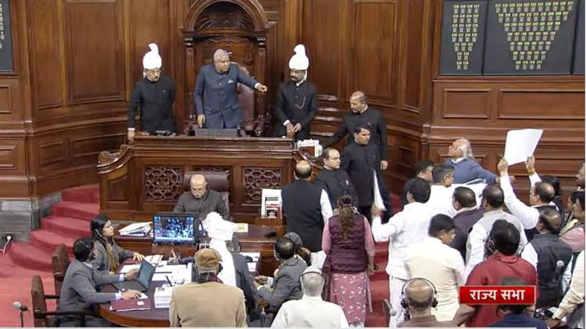 आसन तक पहुंचे सांसद