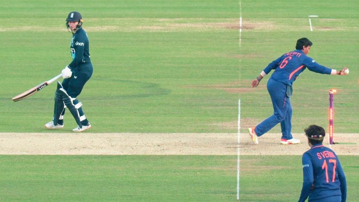 दीप्ति शर्मा ने शार्लेट डीन को किया था मांकड़िंग रनआउट.