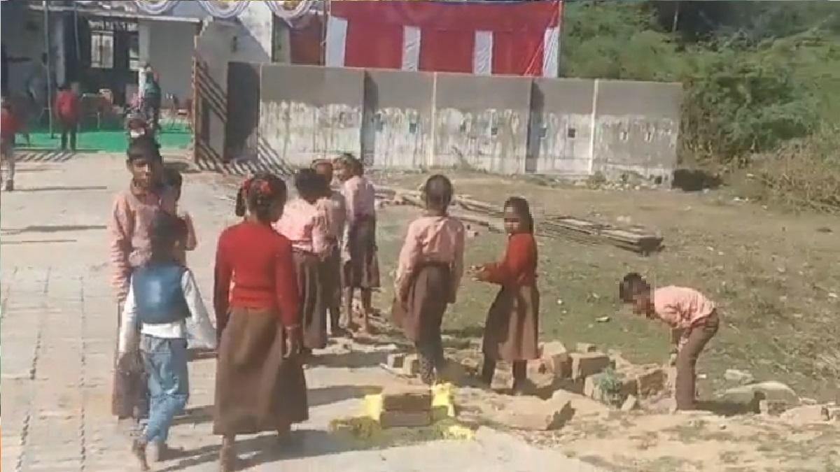 प्राथमिक विद्यालय में बच्चों से उठवाई गईं ईंटें