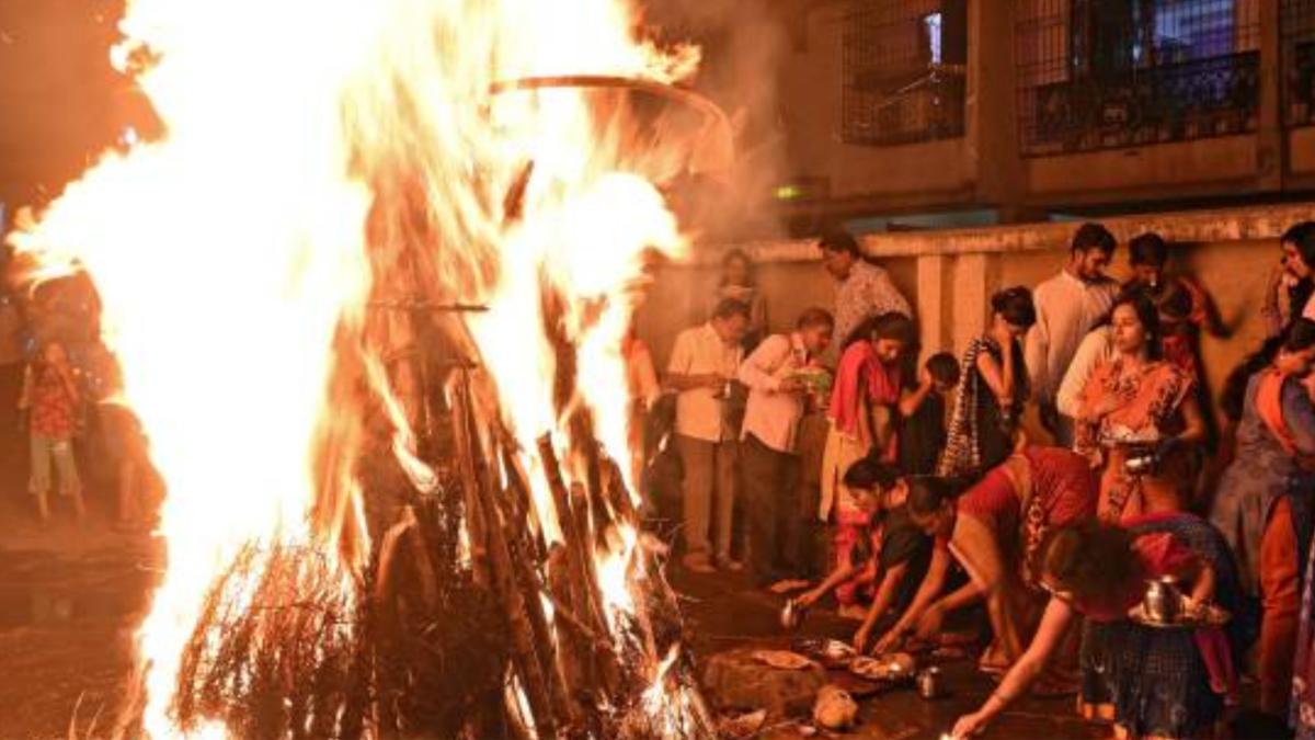 Holi Dahan 2023: कब किया जाएगा होलिका दहन? इस दिन राशिनुसार करें इन चीजों का दान