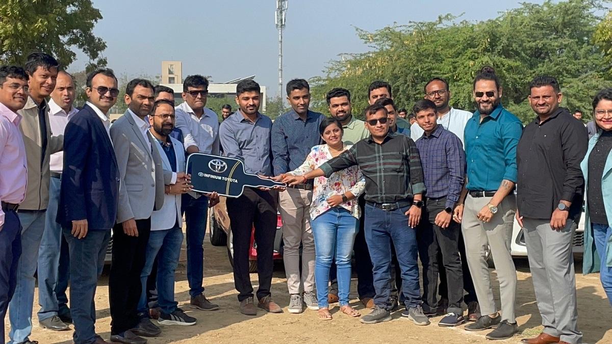 निजी टेक कंपनी ने अपने कर्मचारियों को गिफ्ट की कारें.