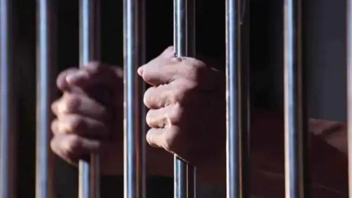 उत्तर प्रदेश की जेलों में कुल 1 लाख 23 हजार कैदी बंद हैं (प्रतिकात्मक तस्वीर)