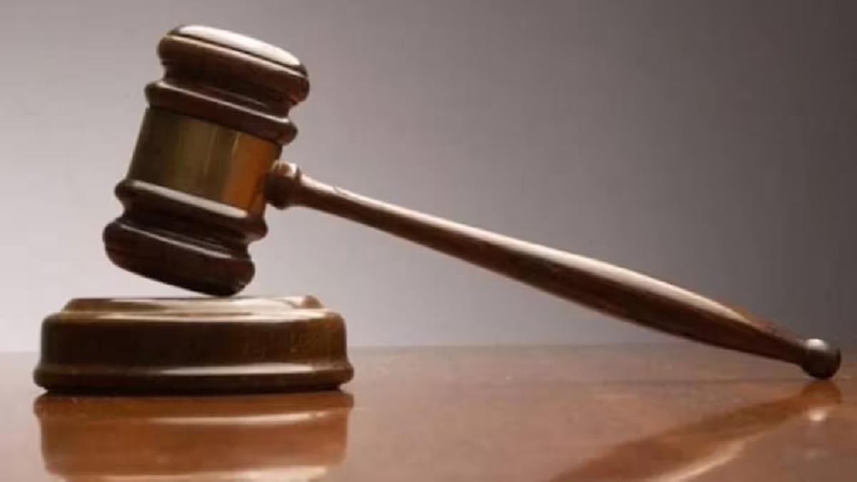 अदालत ने दोषी राम नारायण वर्मा पर 15 हजार रुपए का जुर्माना भी लगाया. 