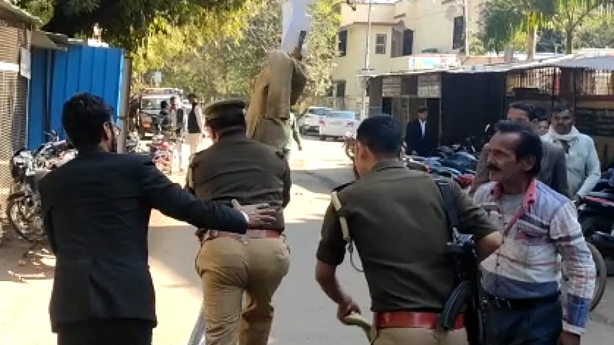 वकीलों के हाथ से पुलिस ने सीएम योगी का पुतला छीन लिया