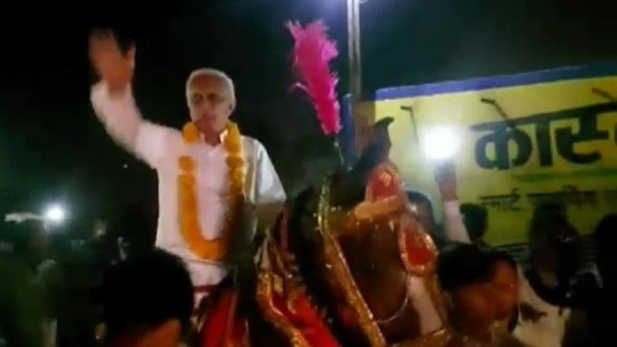 पूर्व मंत्री का घोड़ा कार्यक्रम के दौरान बिदका