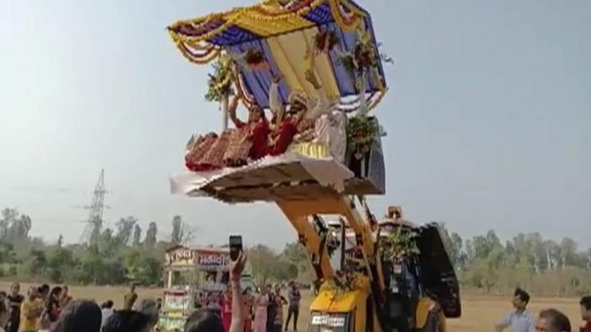गुजरात में बुलडोजर पर निकली बारात