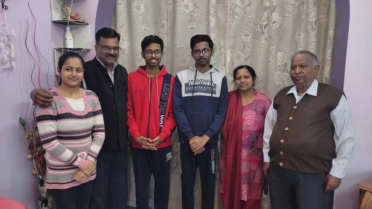 JEE Main Success Story: हापुड़ के निपुण गोयल व निकुंज गोयल का परिवार