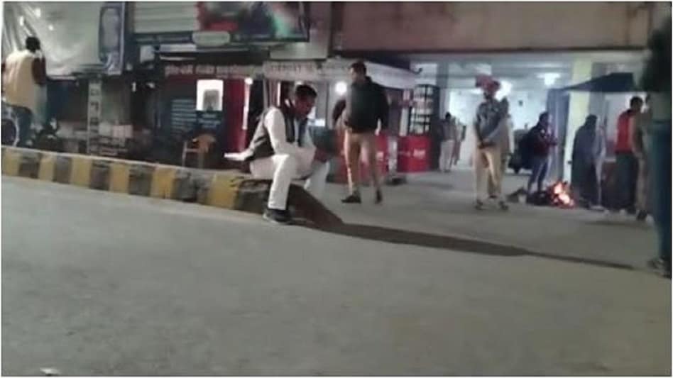 डिवाइडर पर बैठ गए विधायक योगेश वर्मा.