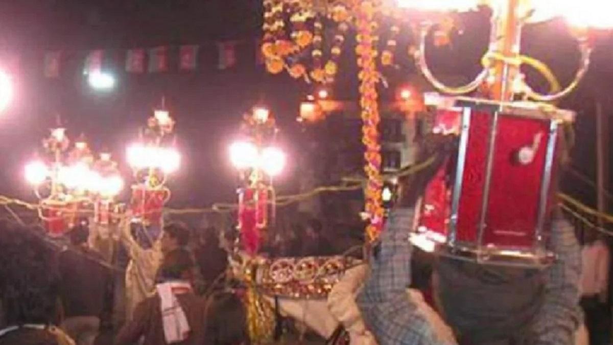 बैंड की धुन पर नाचते गाते बाराती, तभी ठांय-ठांय की आवाज और चली गई महिला की जान