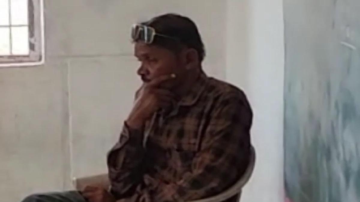 शराब पीकर क्लास में बच्चों को पढ़ाता टीचर