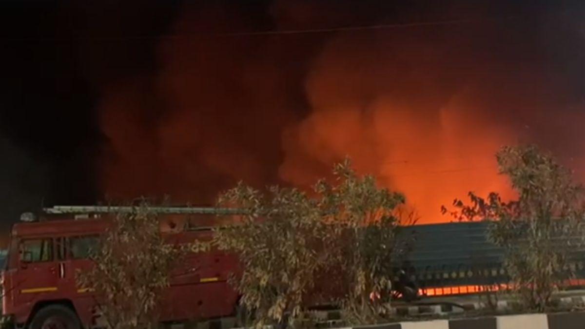 नगर निगम के डंपिंग यार्ड में लगी आग. 