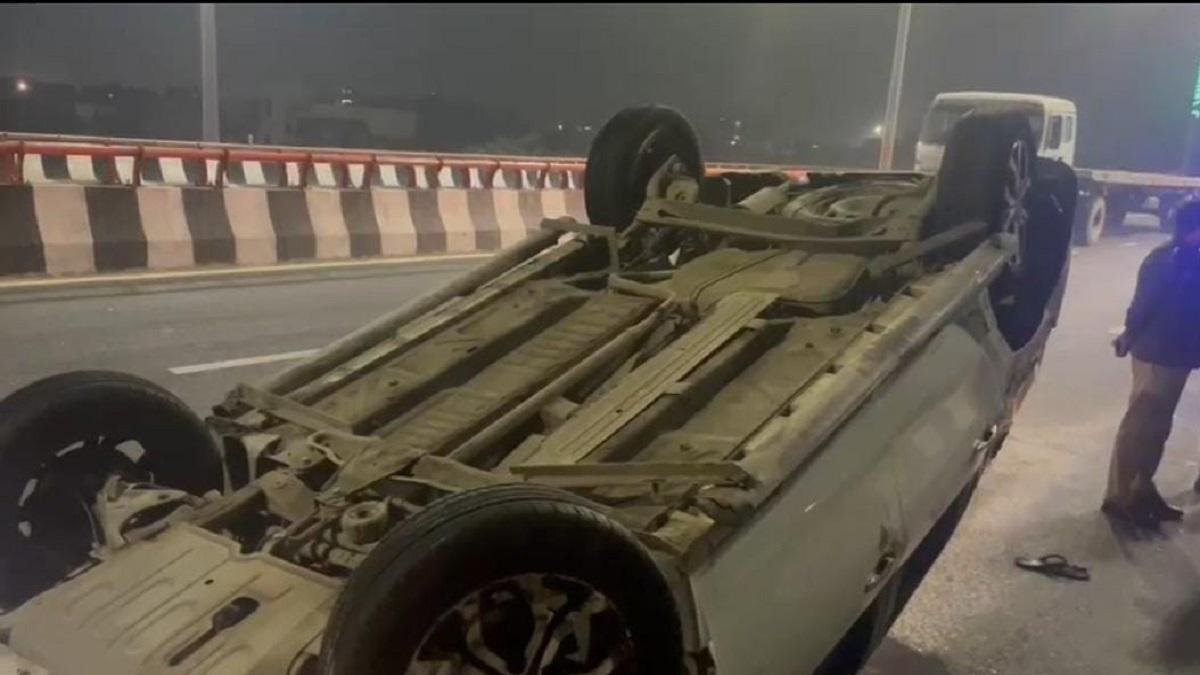 कार पलटने से एक युवती की मौत.