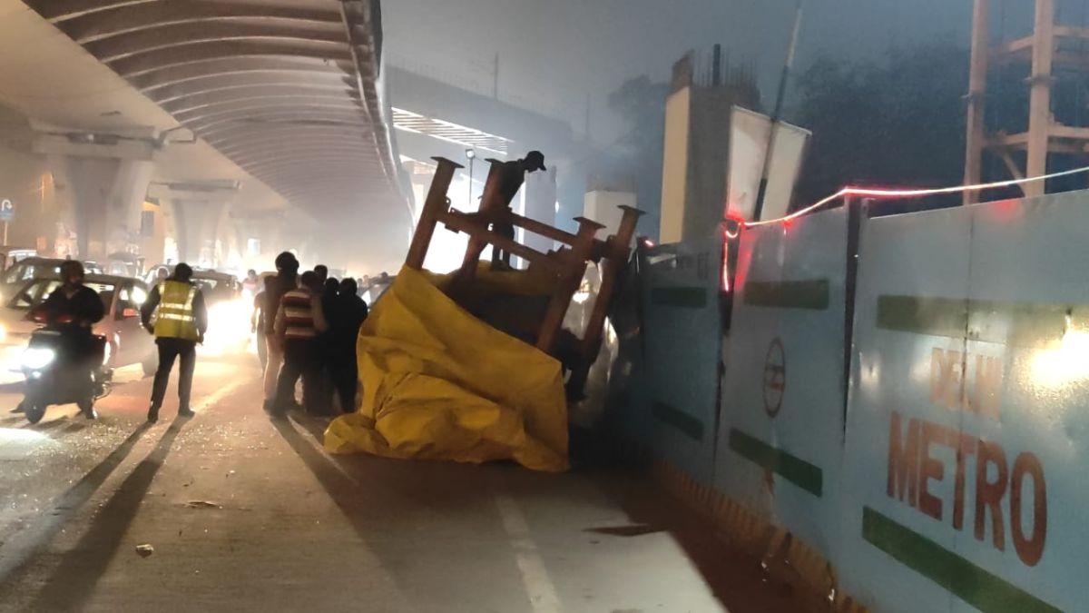 मेट्रो स्टेशन के पास पिलर सपोर्ट गिरा. 