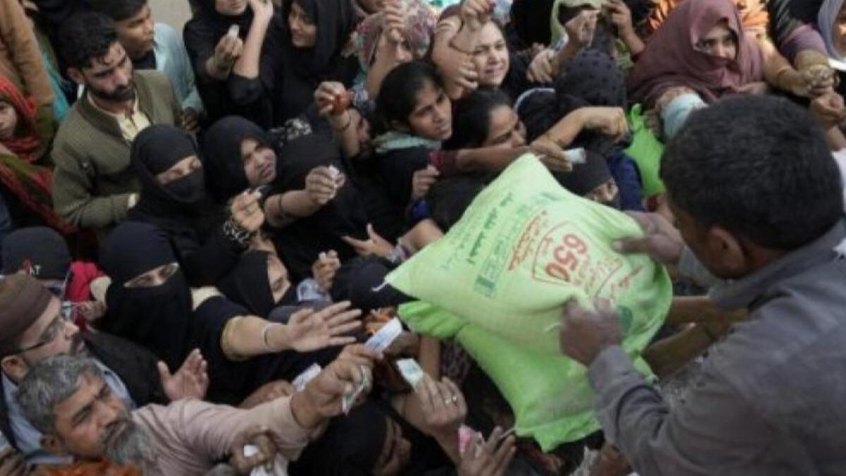 कर्जदारों से परेशान दाने-दाने को मोहताज पाकिस्तान, किश्त चुकाने पर गिरा विदेशी मुद्रा भंडार, बची है सिर्फ इतनी रकम