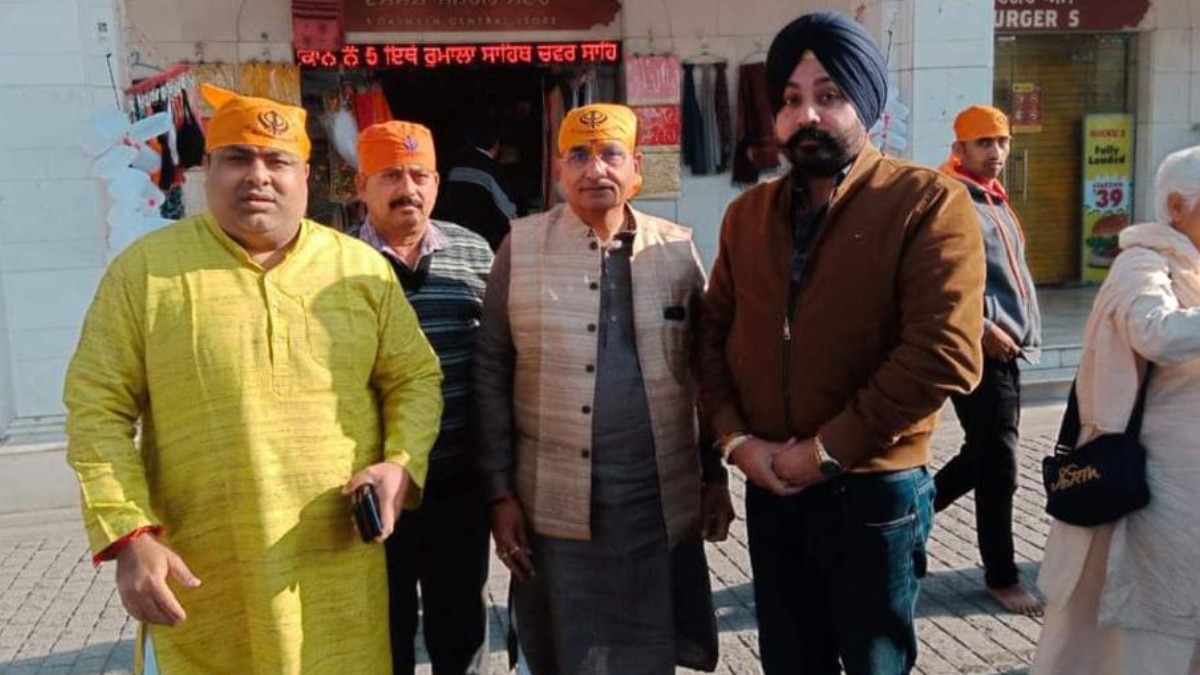 पीएम मोदी के भाई पंकज मोदी ने श्री हरमंदिर साहिब के दर्शन किए.