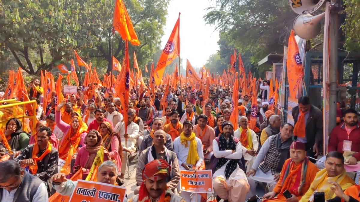 सीएम अरविंद केजरीवाल के घर के सामने पुजारियों का प्रदर्शन.