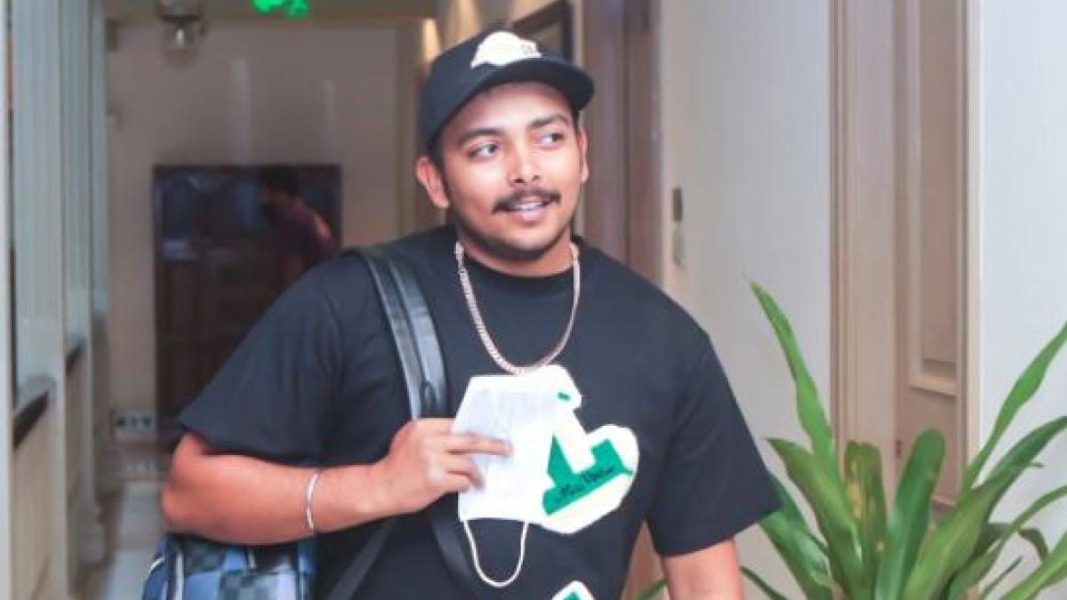 Prithvi Shaw: पृथ्वी शॉ के साथ सेल्फी लेने पर हुआ जमकर बवाल, कार पर किया हमला, पुलिस ने दर्ज की FIR