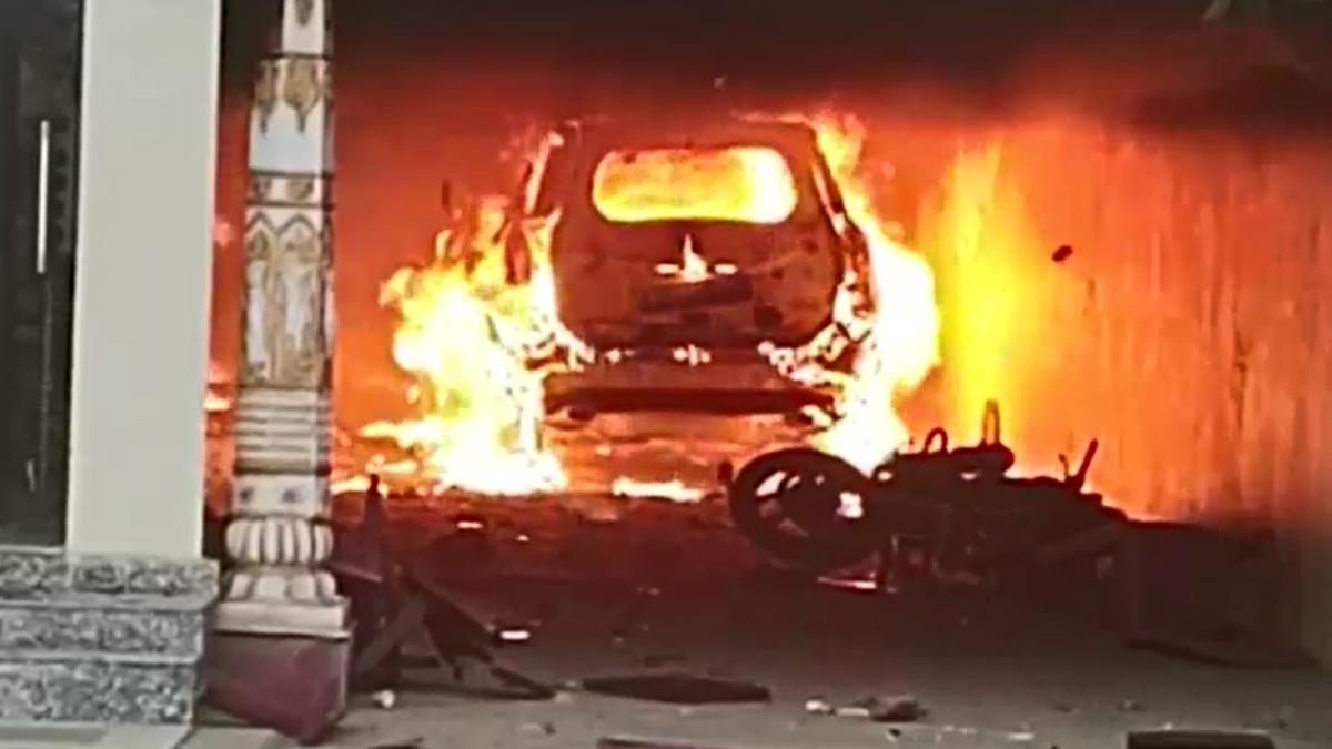 आरोपियों के घर को भीड़ ने आग लगा दी थी. 