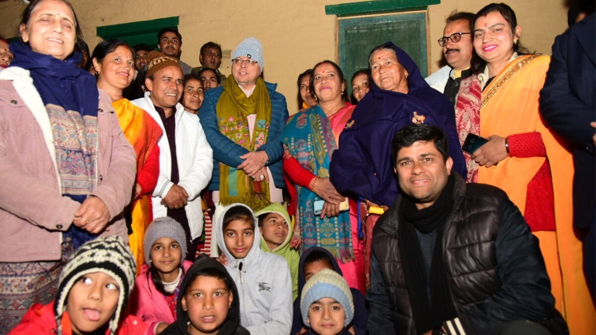 होम स्टे में रुकने के दौरान आम लोगों ने सीएम पुष्कर सिंह धामी के साथ फोटो क्लिक कराई.