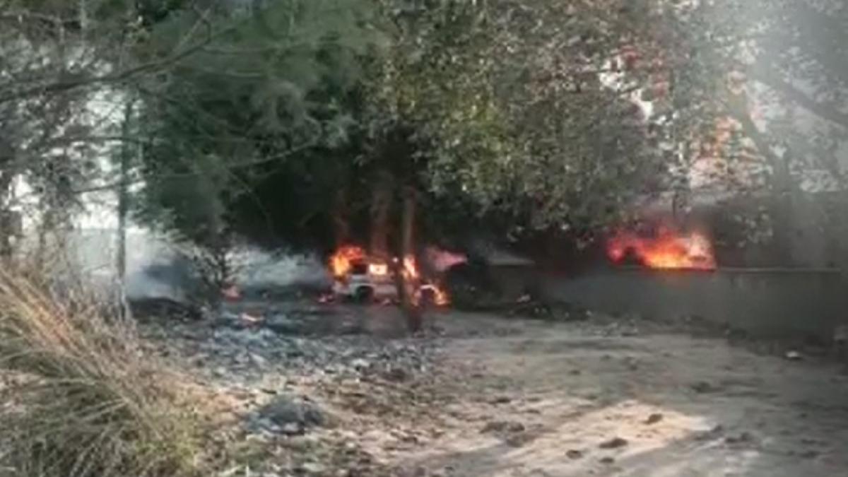 पेट्रोल पंप के करीब लगी आग से जलती बोलेरो गाड़ी