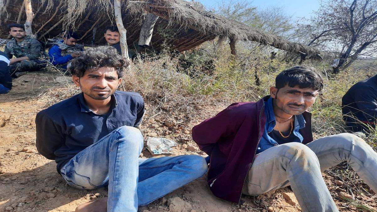 पुलिस की गिरफ्त में डकैत शीशराम गुर्जर और छोटू गुर्जर.