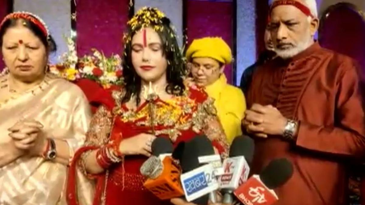 राधे मां के कार्यक्रम में नेताओं ने लगाई हाजिरी