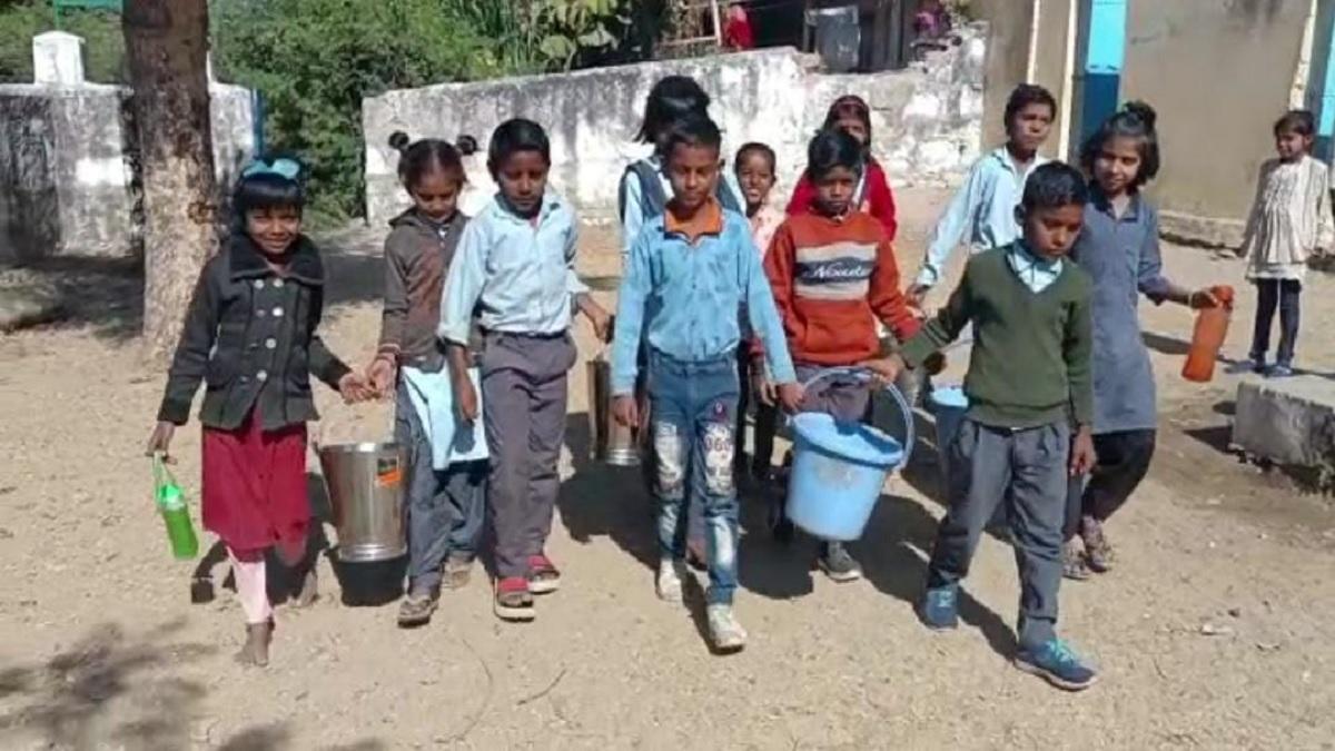 राजस्थान: सरकारी स्‍कूल में 10 साल से पीने का पानी नहीं! आधा किलोमीटर दूर जाने को मजबूर बच्‍चे