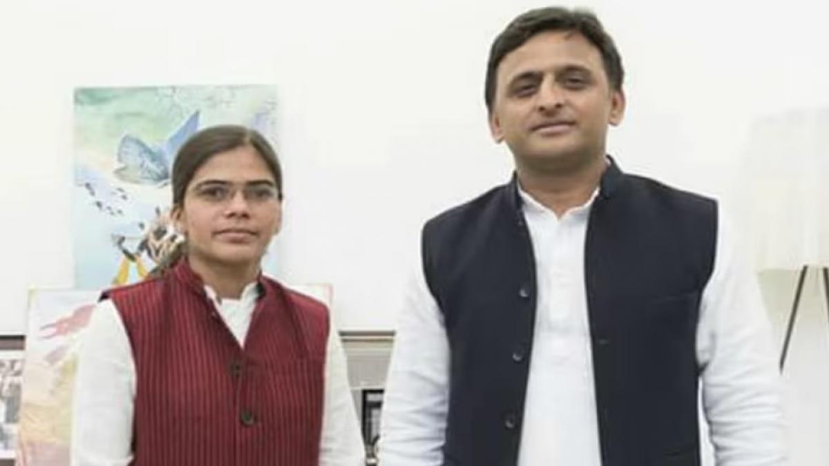 ऋचा सिंह और अखिलेश यादव (फाइल फोटो)