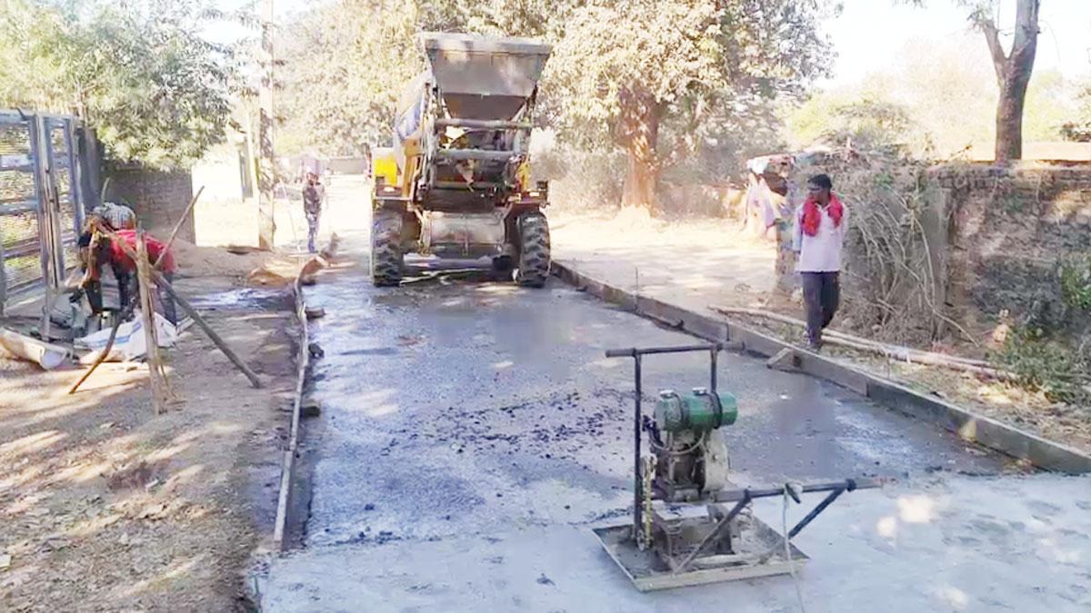 सड़क बनने के 20 दिन बाद उखड़ने लगी 