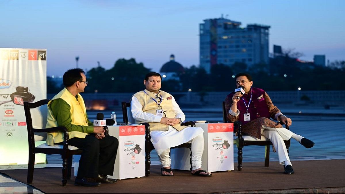 साहित्य आजतक में शामिल बायें से संदीप भूटोरिया, यतींद्र मिश्रा