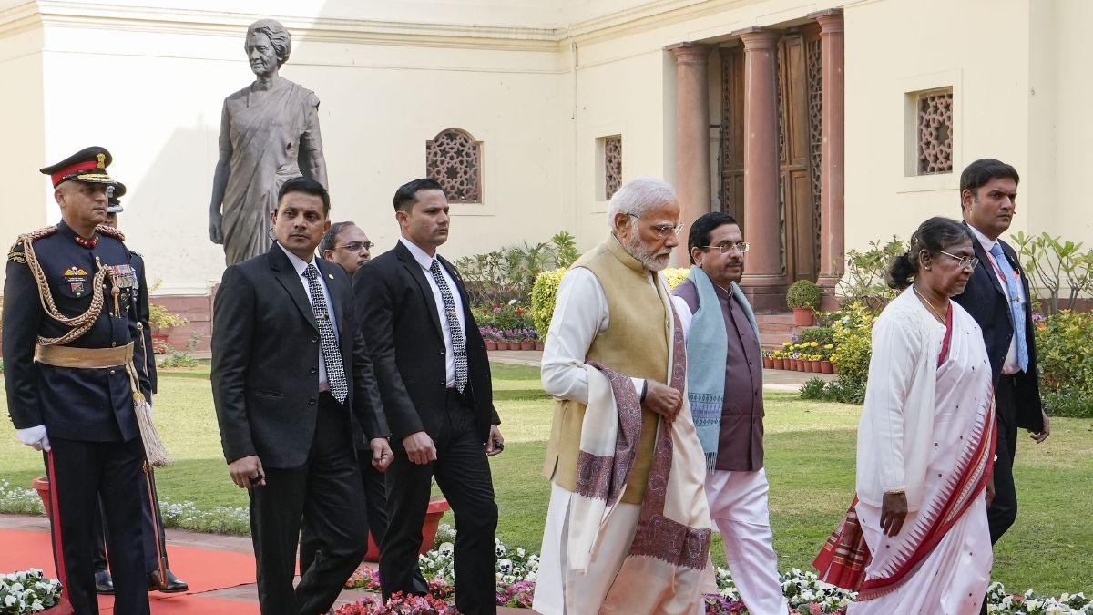 राष्ट्रपति मुर्मू और पीएम मोदी की रामायण के पात्रों से तुलना