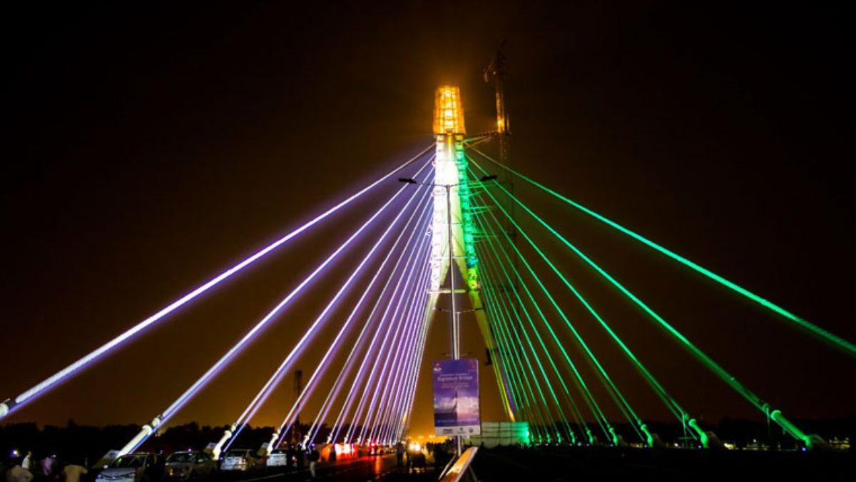 दिल्ली: पिता से हुई अनबन तो सिग्नेचर ब्रिज से लड़की ने लगाई छलांग, पुलिस ने बचाई जान