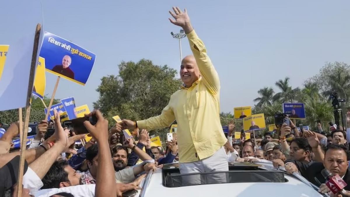 सीबीआई की पूछताछ से पहले दिल्ली के उपमुख्यपमंत्री मनीष सिसोदिया ने समर्थकों का अभिवादन किया. (फोटो- पीटीआई)