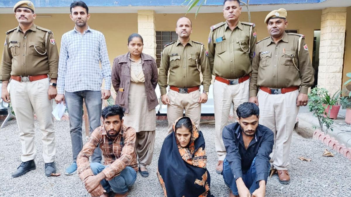 ब्लैकमेल के आरोप में तीन गिरफ्तार 