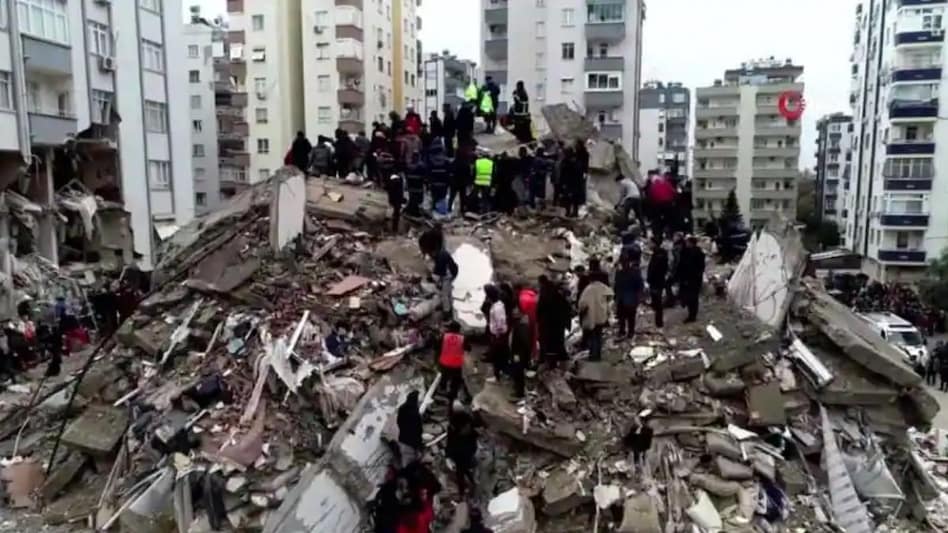 तुर्की में प्रलय से महाविनाश... अबतक 2300 से ज्यादा लोगों की मौत, हजारों लोग मलबे में दबे - Turkey massive earthquake killing 900 people buildings destroyed ntc - AajTak