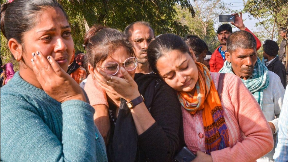 बुलडोजर एक्शन के दौरान जिंदा जलीं मां-बेटी, डिप्टी CM ने परिजनों से की बात, SDM सस्पेंड, लेखपाल अरेस्ट - Kanpur Dehat Mother daughter burnt alive Relatives agreed to assurance ...