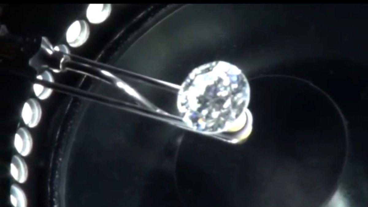 सूरत में लैबग्रोन डायमंड का हो रहा है उत्पादन. 