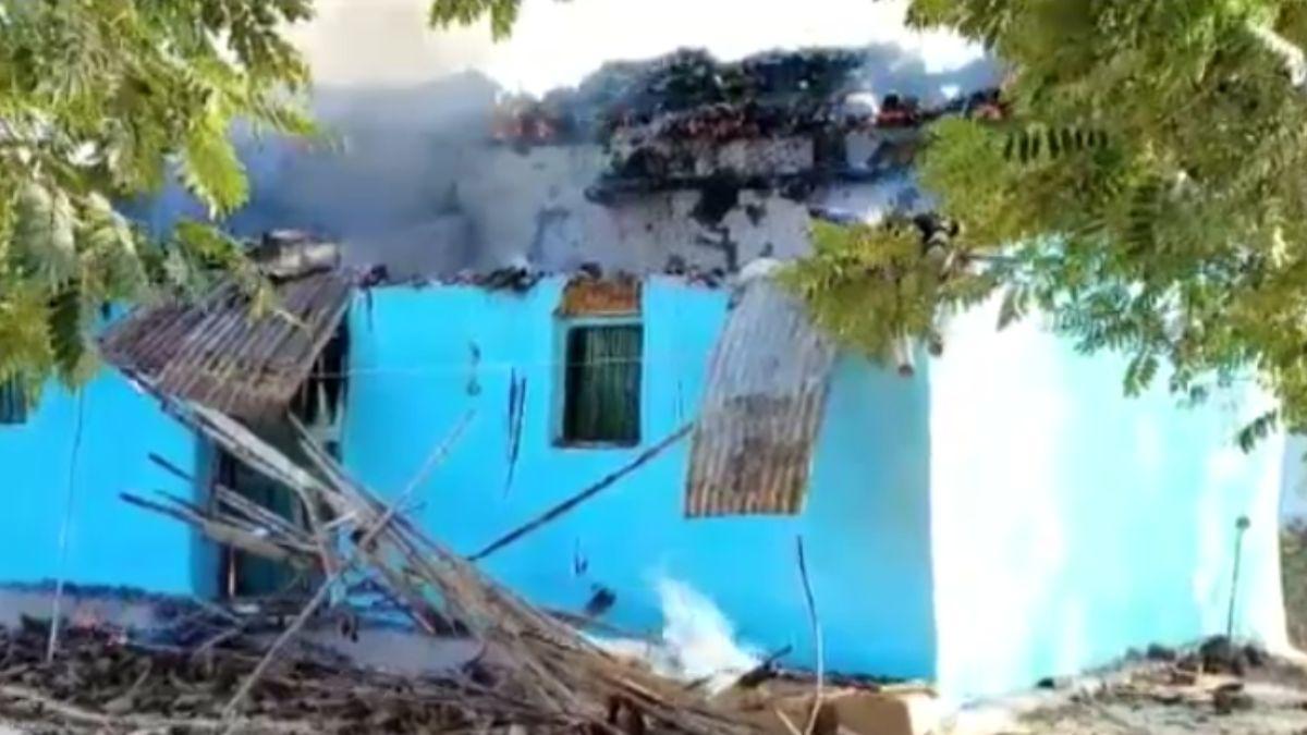 घर में लगी आग से जला सारा सामान. 