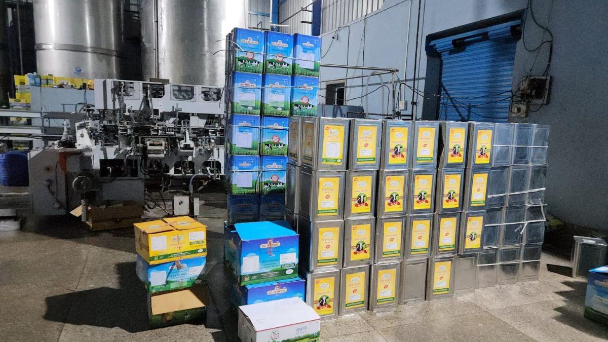 नकली प्रोडक्ट बनाने वाली फैक्ट्री में छापा. 