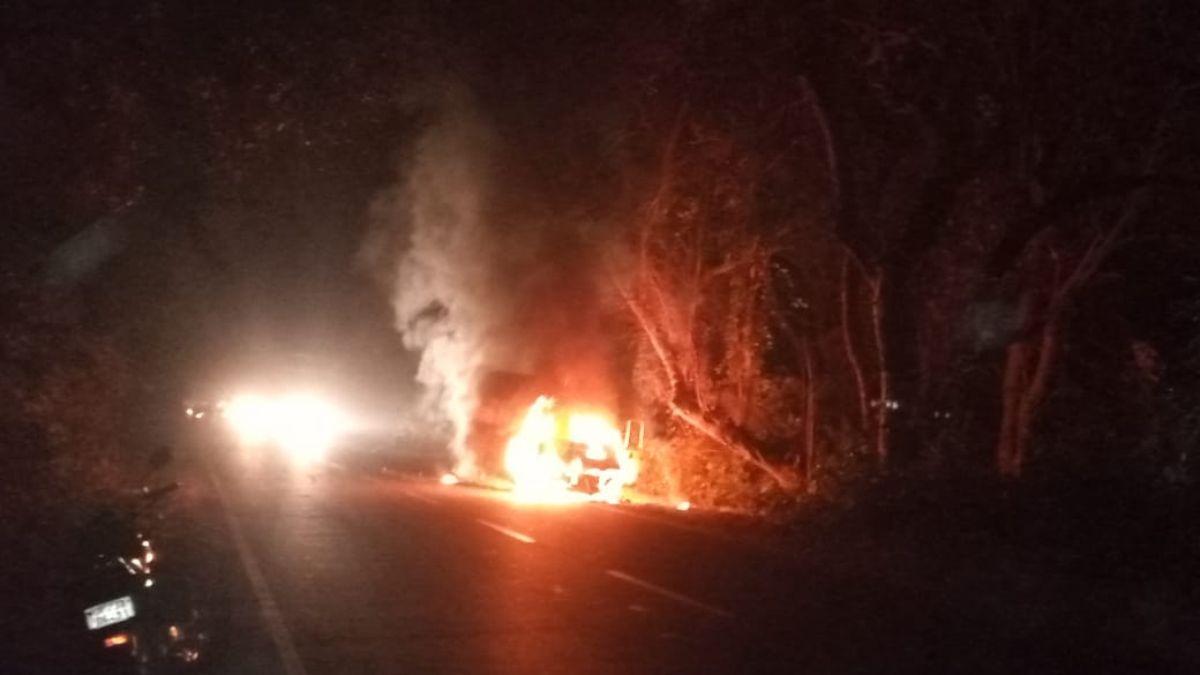 एंबुलेंस में बीच सड़क पर लगी भीषण आग, ड्राइवर ने कूदकर बचाई जान