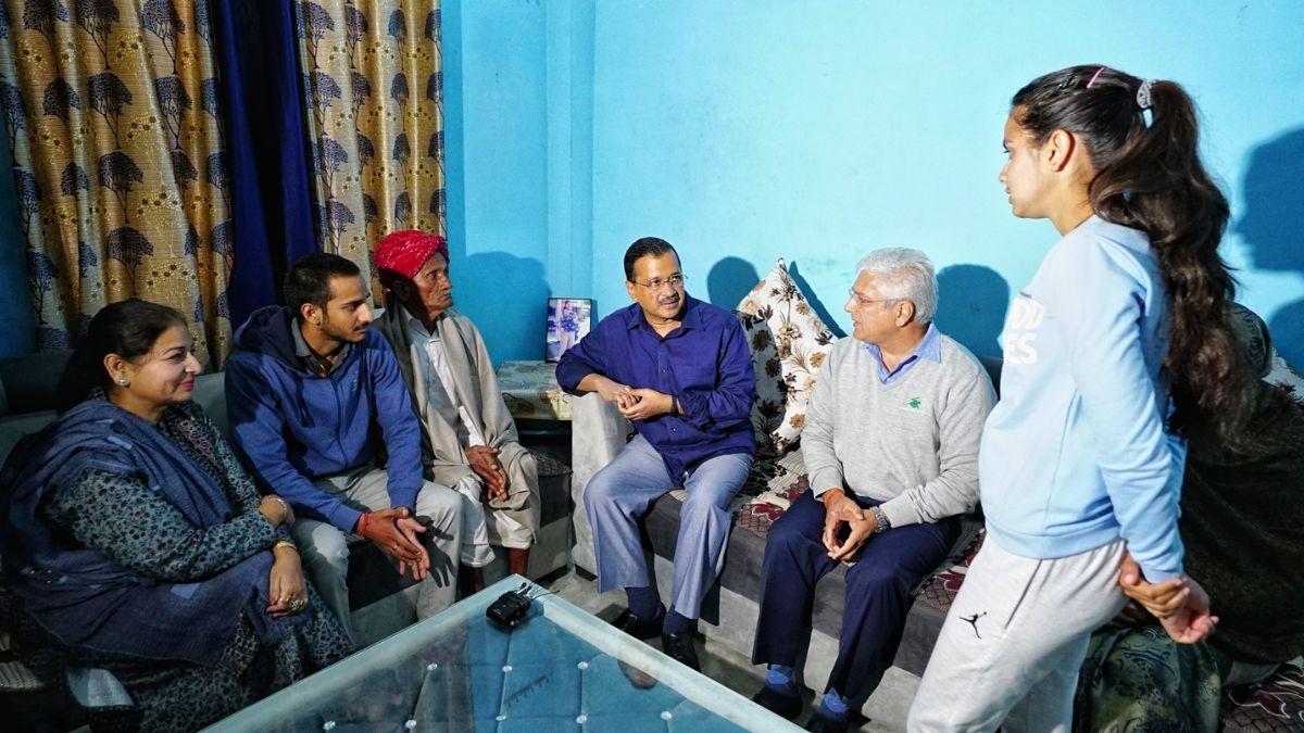 मृतक ASI शंभु दयाल मीणा के परिजनों को एक करोड़ रुपये की सम्मान राशि