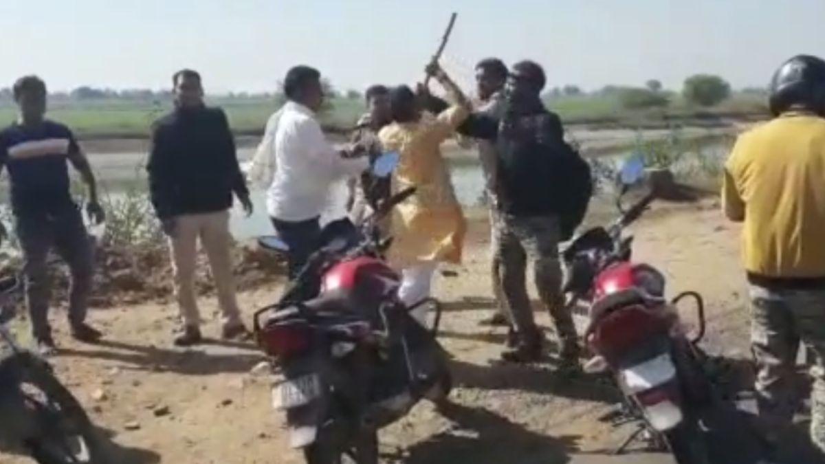 वन टीम पर हमला कर छुड़ाई ट्रॉली. (Photo: Video Grab)