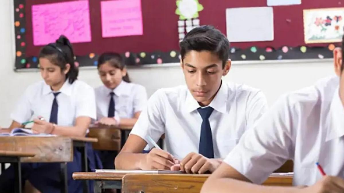 UP Board Exam: नकल करने वालों की खैर नहीं...कंट्रोल रूम से पेपर की निगरानी, यूपी बोर्ड परीक्षा पर जानें अपडेट्स