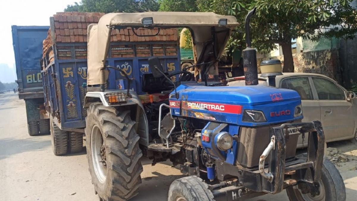इसी ट्रैक्टर ट्रॉली से हुआ हादसा