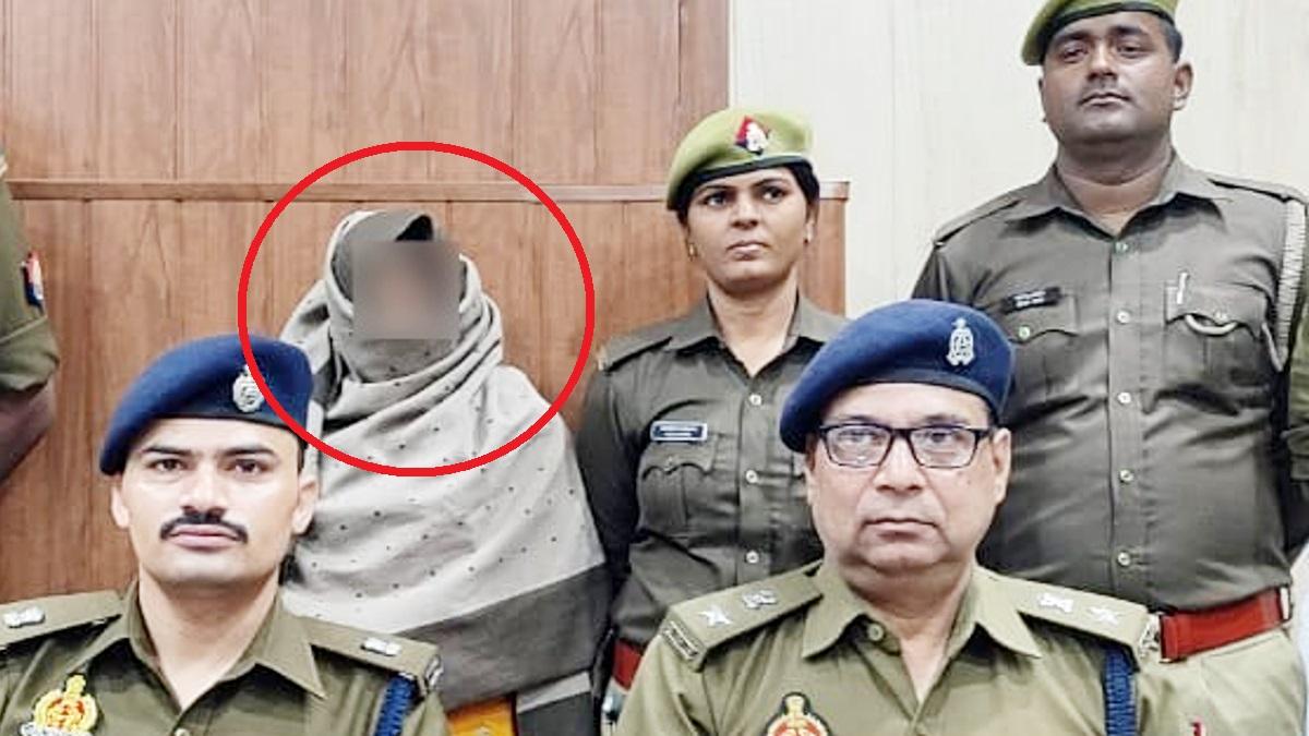 पुलिस की गिरफ्त में आरोपी महिला. 